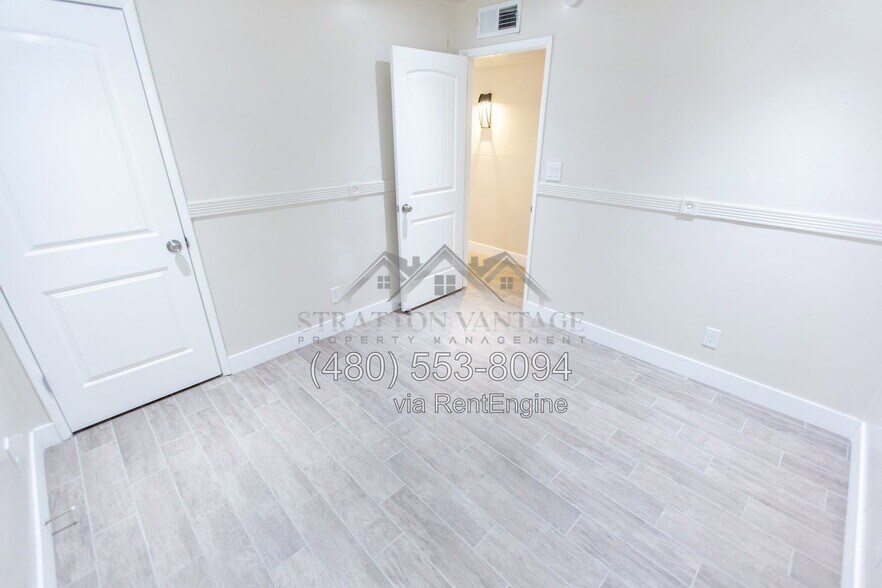 Building Photo - 2533 E Blanche Dr