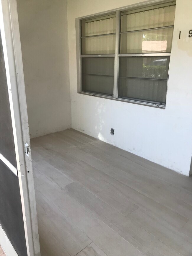 Building Photo - 501 Blue Heron Dr