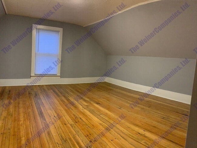 Building Photo - 2 Bedroom House Available Now!
