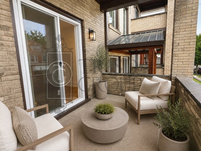 Building Photo - Avail Sept 1: 2BR Apt in Beechview, South Hills.  BEAUTIFUL design, Laminate Floors, AC, Pets OK,...