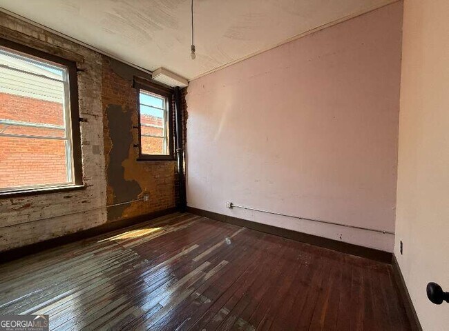 Primary Photo - 359 Railroad St