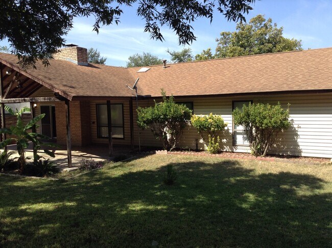 Building Photo - 12648 King Oaks Dr
