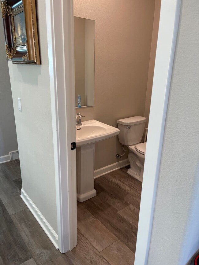 Building Photo - Gorgeous highly upgraded townhome in the b...
