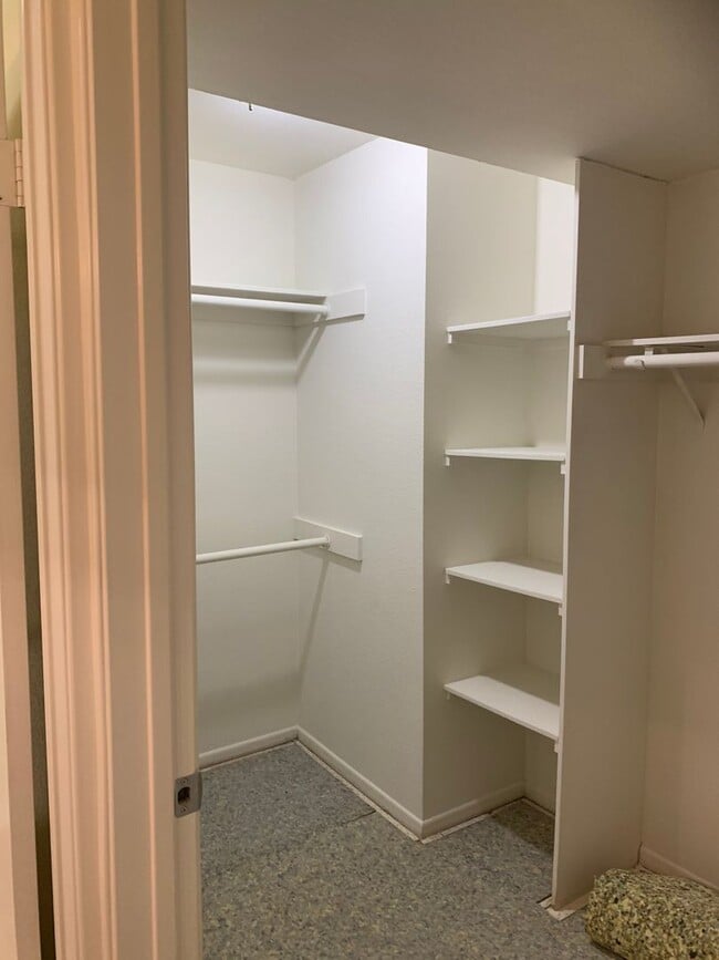 Building Photo - 1 Bedroom 1Bathroom Burbank Condo! Ready for Move-In!