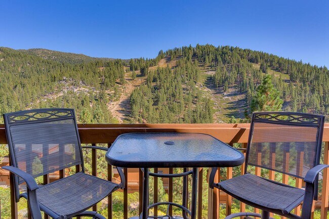 Building Photo - Updated condo with lakeviews
