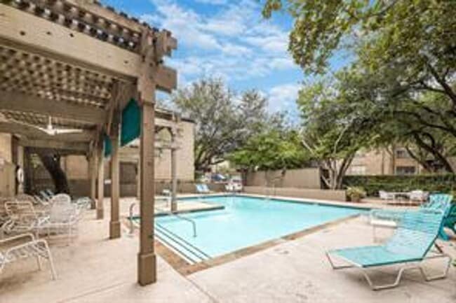 Building Photo - High Hollows