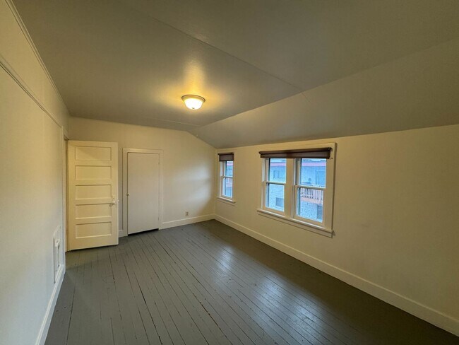 Building Photo - 2 Bedroom in Triplex Near Downtown and Campus