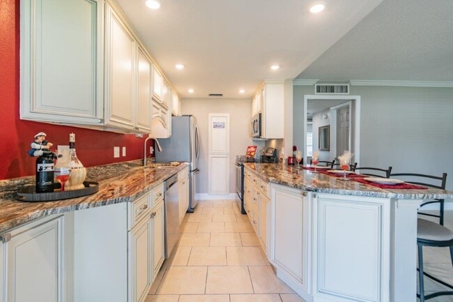 Building Photo - 650 Pinellas Point Dr S