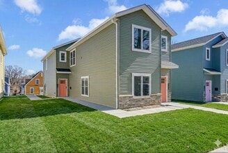 Building Photo - 1112 N Woodburn Ave