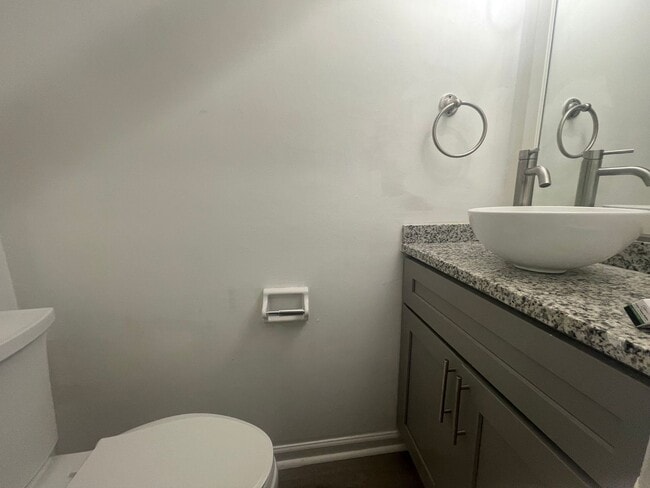Building Photo - The Perfect 3 Bed, 1.5 Bath Cozy Townhouse