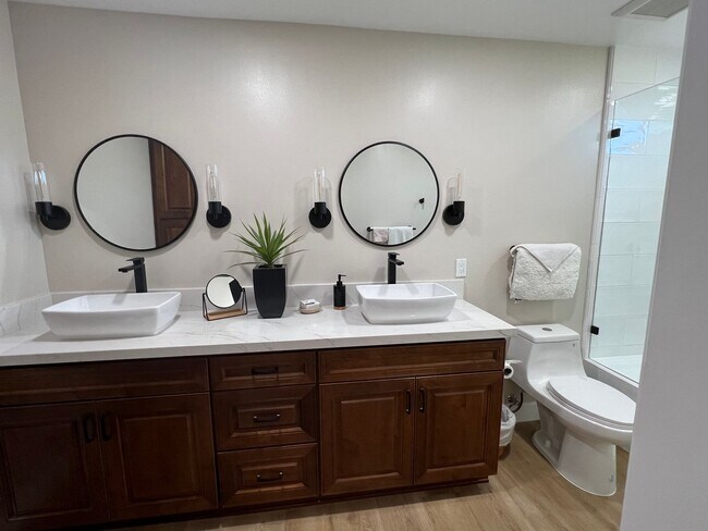 Building Photo - Fully Furnished Short Term Rental - Leisur...
