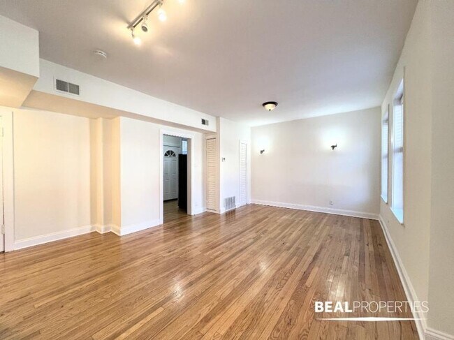 Building Photo - 2 bedroom in CHICAGO IL 60613