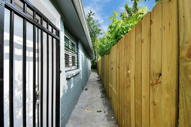 Building Photo - 5714 Doulton Dr