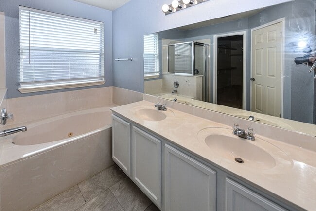 Building Photo - Elegant 4BR/3BA Home with Fireplace, Bonus Room and Open Layout!