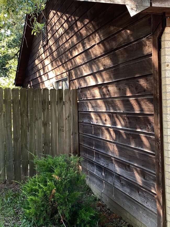 Building Photo - CUTE TWO BEDROOM ONE BATH DUPLEX ON SHUTTLE ROUTE