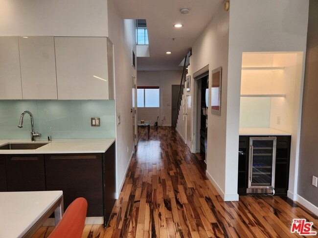 Building Photo - 6683 Franklin Ave