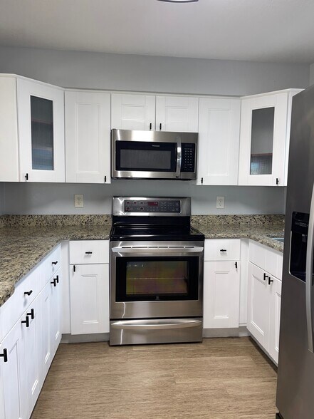 U-shaped kitchen - 7401 35th Ave N