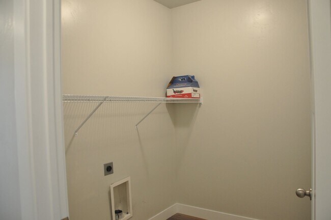 Building Photo - 3 bedroom, 2 bathroom house located in the...