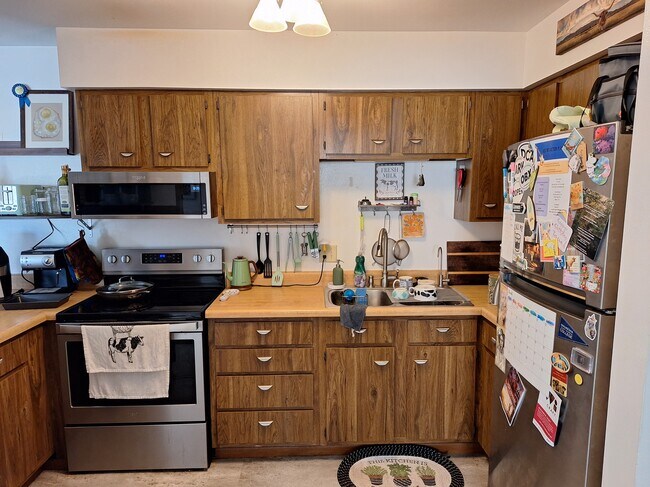 Kitchen - 1712 Creek Rd