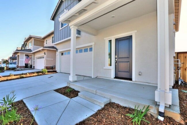 Building Photo - Beautiful Lincoln Home Available in May!