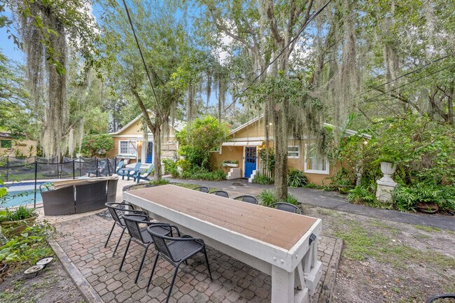 Building Photo - 303 Lang Rd