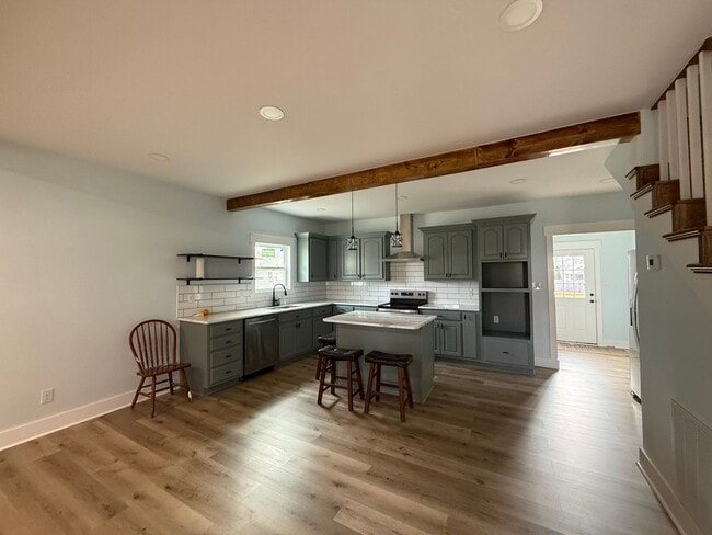 Building Photo - 4 Bedroom 2.5 Bathroom Home Available