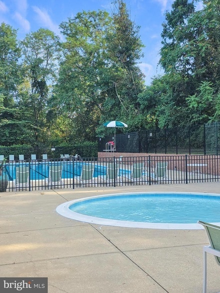 Building Photo - 9902 Woodview Dr