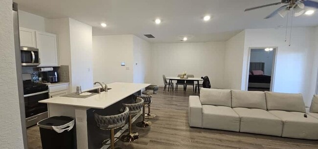 Building Photo - 223 Sweetwater Crk Ln