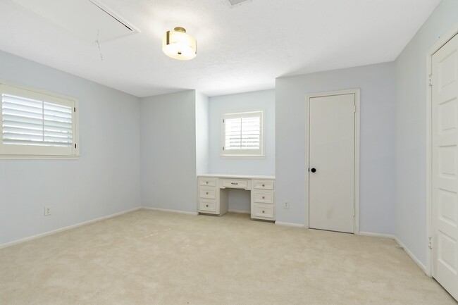 Building Photo - 5511 Greentree Dr