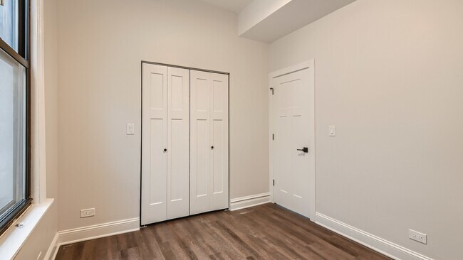 Building Photo - 4053 N Greenview Ave