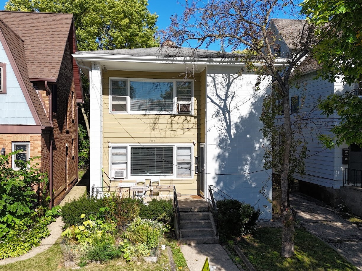 Building Photo - 1030 E Johnson St