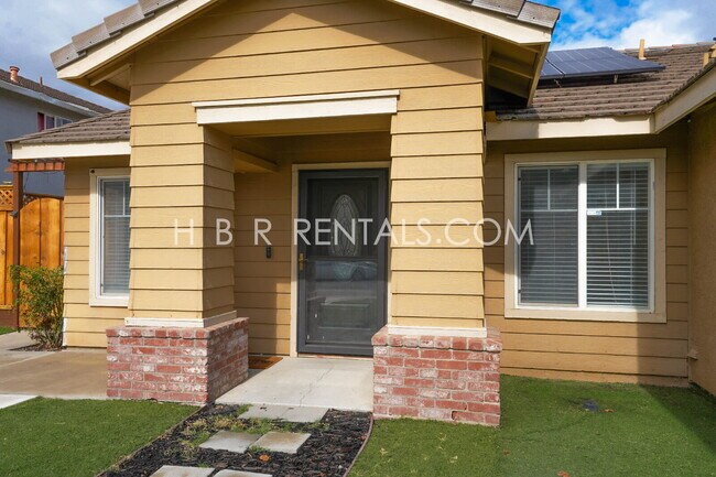 Building Photo - Single Story 3 bedroom home *SOLAR* *POOL*...