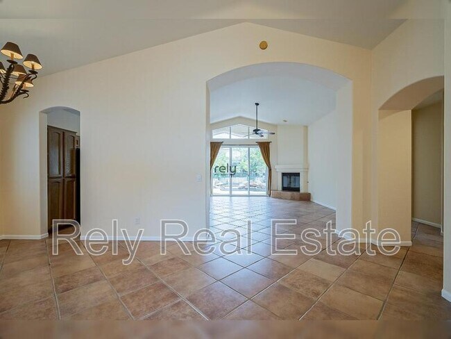 Building Photo - 4605 N Clear Creek Dr