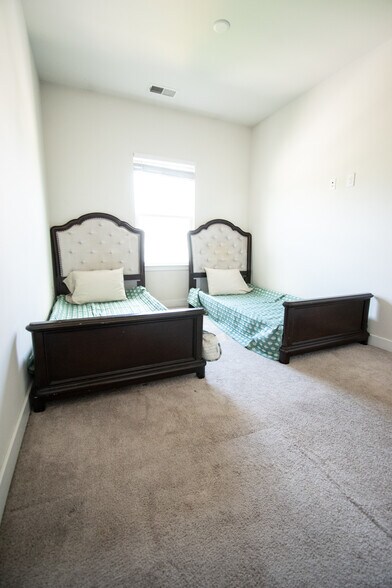 Building Photo - 914 Avast Way