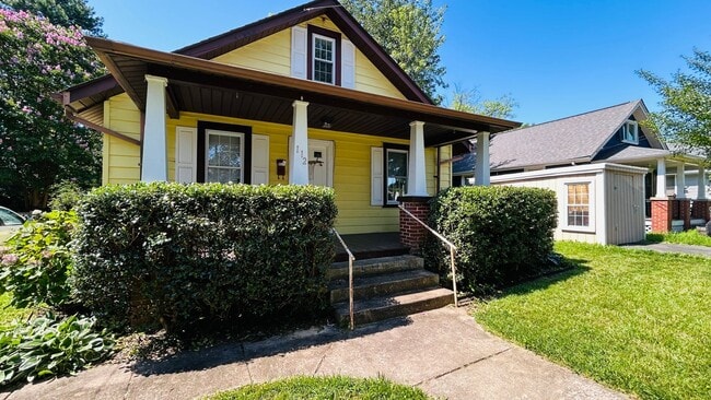 Primary Photo - CUTE & COZY HOME ONLY MINUTES TO DOWNTOWN ...