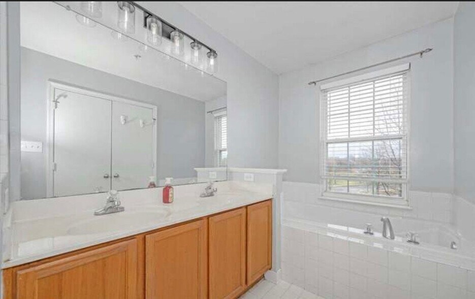 Building Photo - 4946 Whitney Terrace