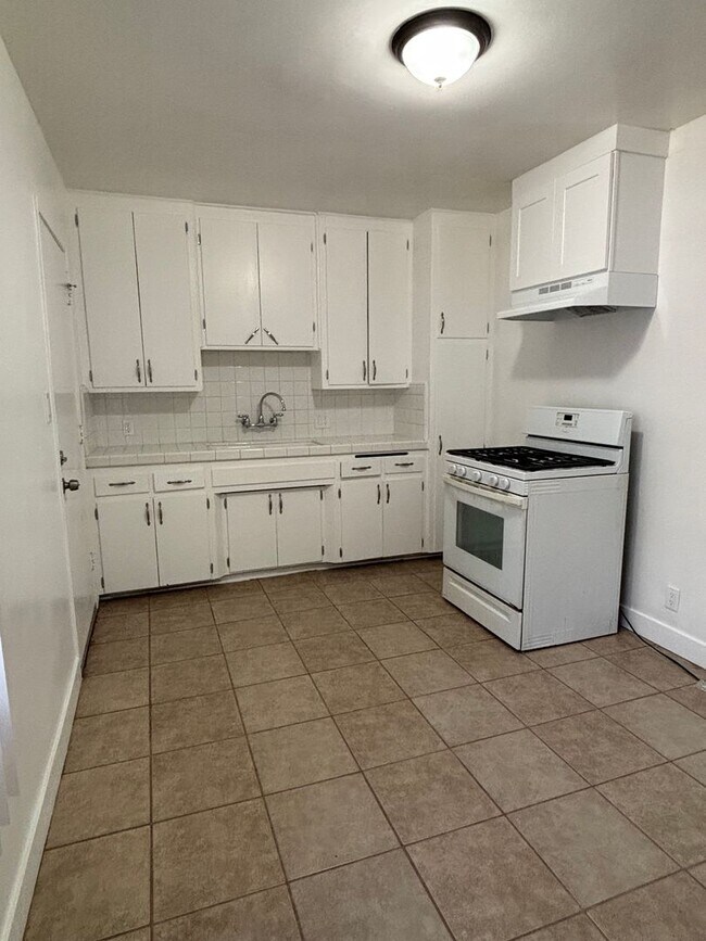 Building Photo - Charming 2 Bedroom Long Beach Apartment - Close to PCH!