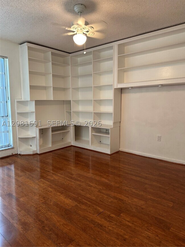 Building Photo - 10818 N Kendall Dr