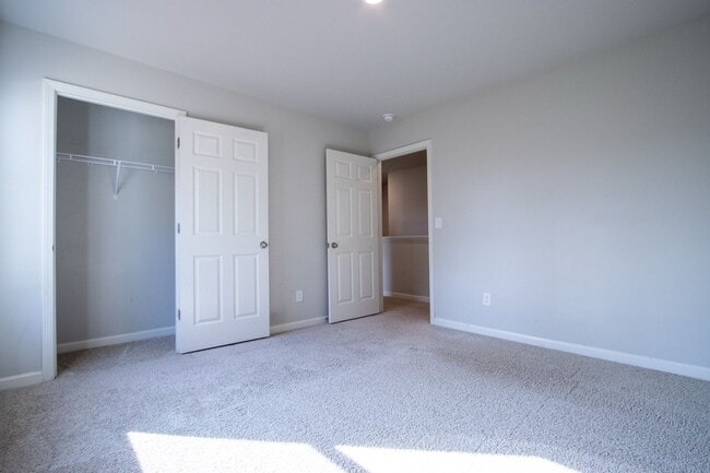 Building Photo - 325 Park W Blvd