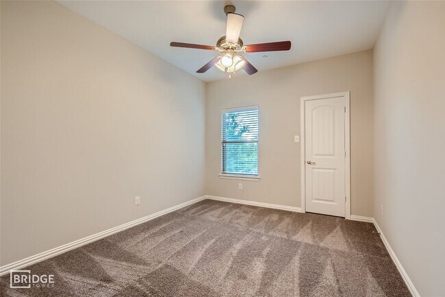 Building Photo - 1313 Lakecrest Ln