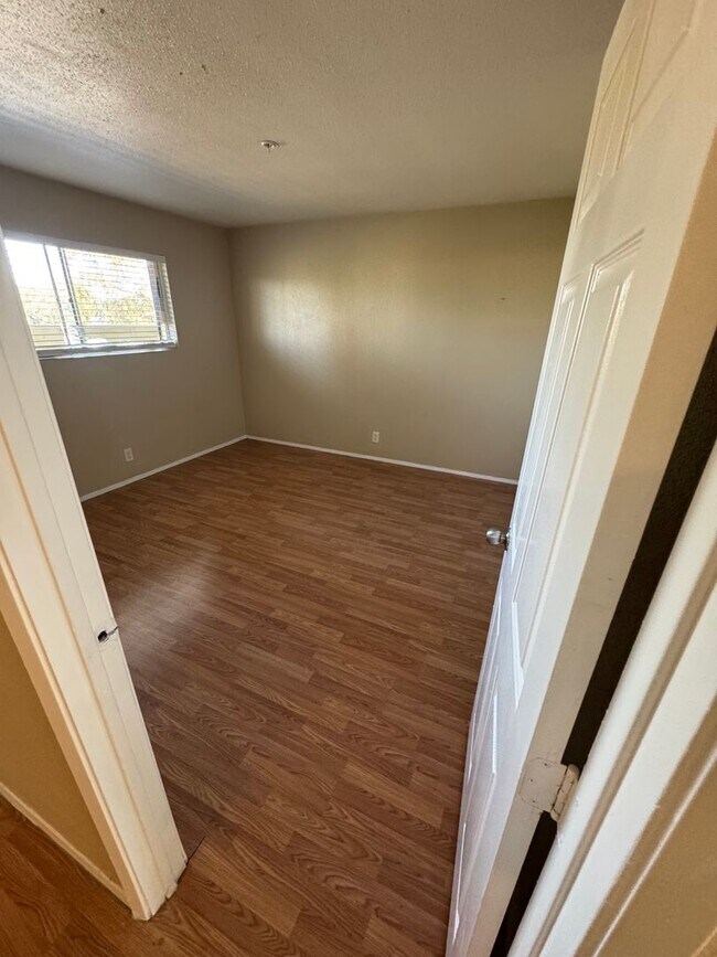 Building Photo - Condo 2 Bed / 2 Bath – In-Unit Laundry – C...