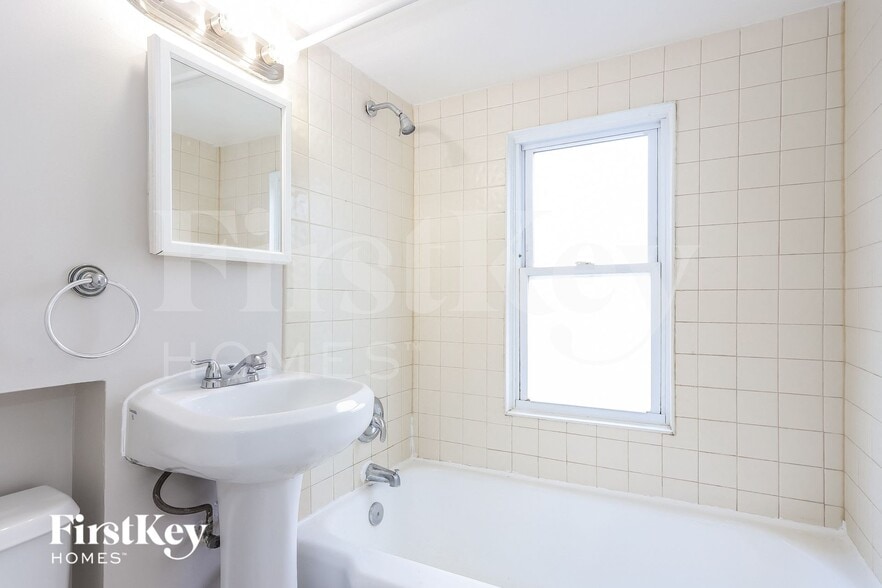 Building Photo - 7803 S Central Ave