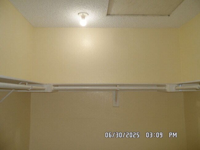 Building Photo - 3 Bedrooms, 2 Bathrooms, 3 Car Garage, Fir...