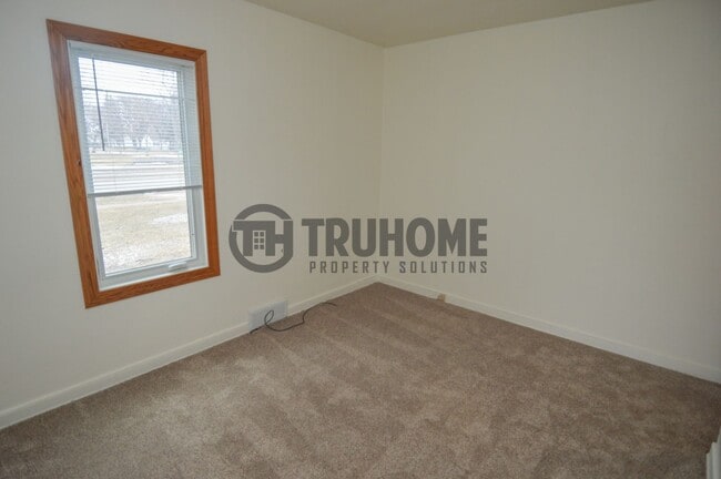 Building Photo - Spacious 5-Bedroom Home – Pet-Friendly and...
