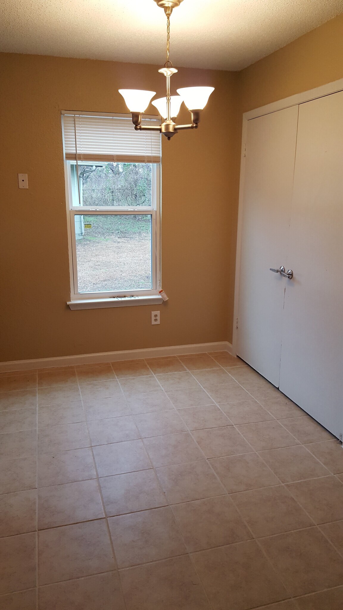 Breakfast nook - 904 Bret Ln