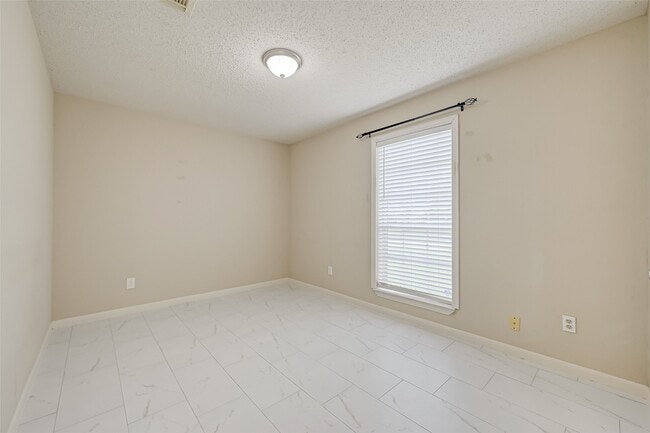 Building Photo - 22814 Stratford House Ln