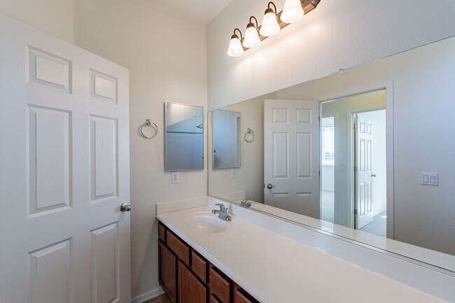 Building Photo - Spacious 4 Bed 2.5 Ba in Gated Community
