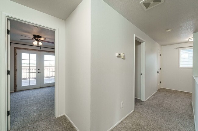 Building Photo - 4 Bedroom 2.5 Bathroom With Large Fenced B...