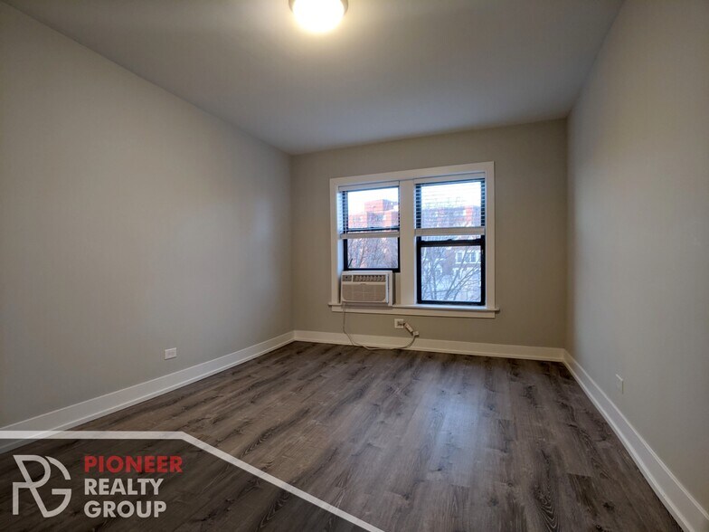 Building Photo - 711 W Brompton Ave