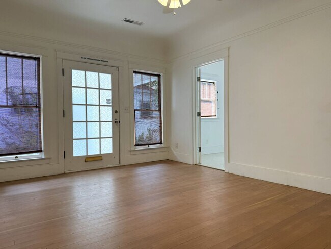 Building Photo - 838 W 19th St